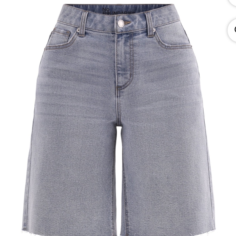 No Boundaries Women’s High Rise Denim Fray Jorts